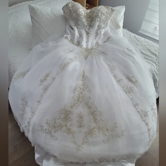 Private Collection | Dresses | Elegant White And Gold Wedding Dress